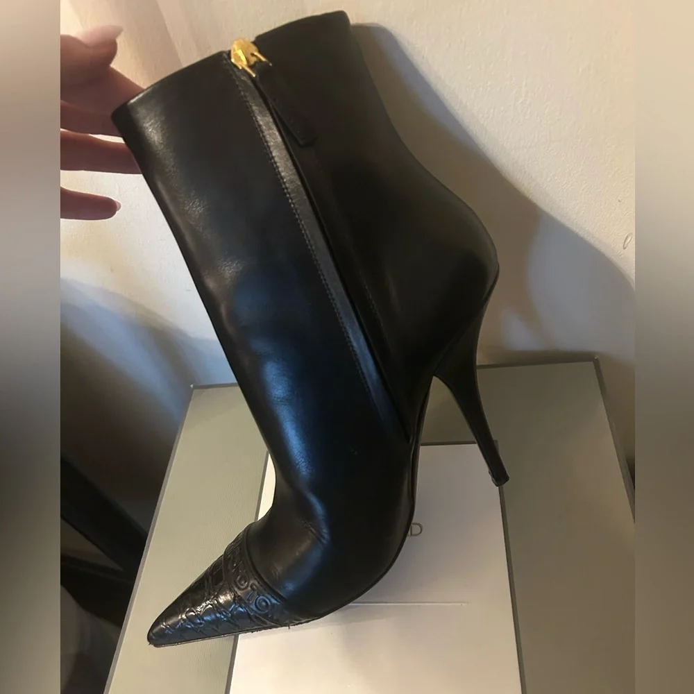Tom Ford Black Leather Logo Embossed Ankle Boots 38.5 EU 7.5 US - Picture 4 of 7